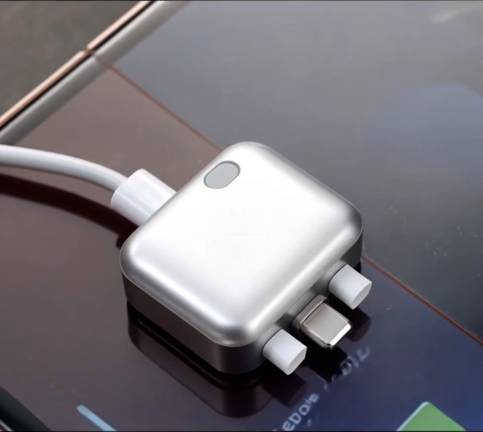 Chargeur USB-C voltelio 140W branché sur un iPhone en charge rapide